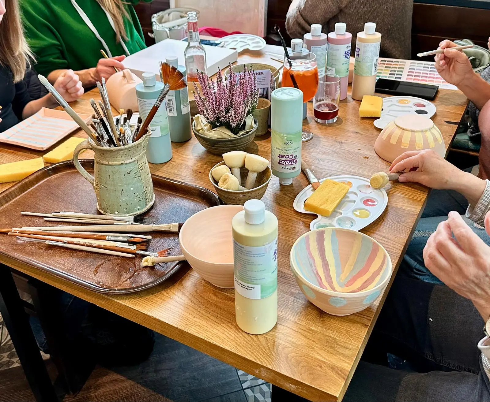 Keramik bemalen im Töpferatelier
